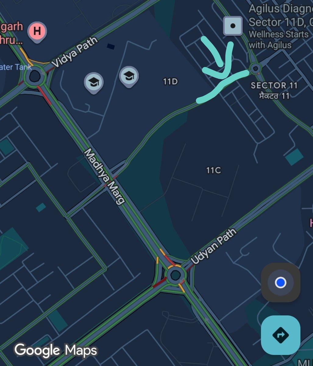 CH_Chowkidar's tweet photo. Namaskar @MCChandigarh @trafficchd,
Footpath te saariyan cars park kitiyaan hoyian ne. Din de time lunch khaan layi aake park karde ne te chalde jaande ne. Pedestrians nu carriageway te chalna painda hai fast moving vehicles de naal. 

Kithe chalana?! https://t.co/7mKJohSRP0