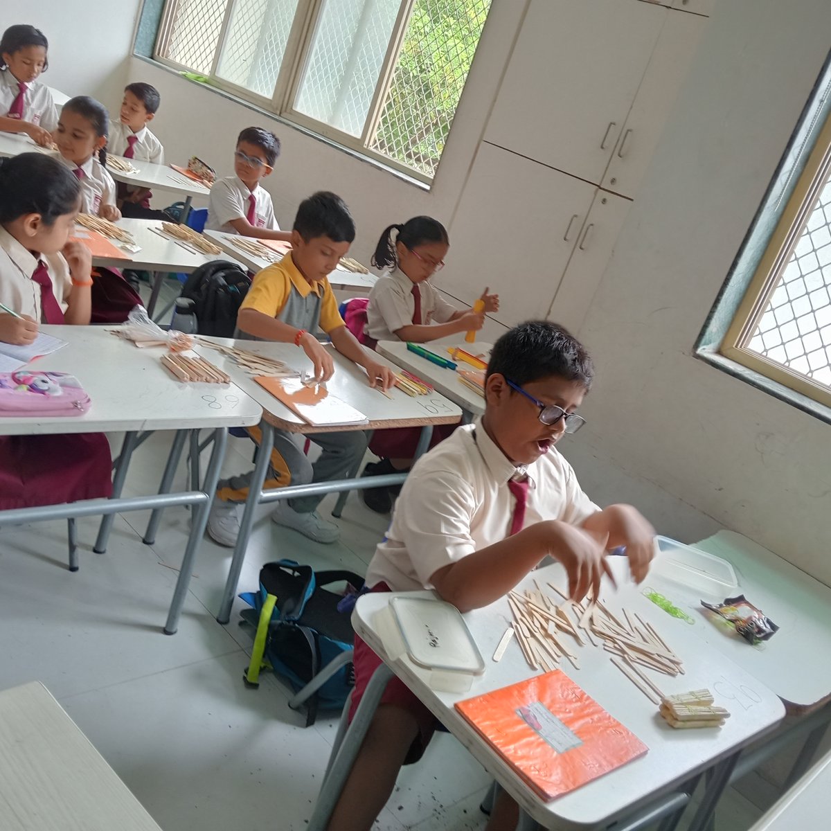 SBESCS_SCHOOL's tweet photo. Learning Numbers Through Creativity! 📷📷
Our young mathematicians had fun making 2-digit numbers using ice-cream sticks! 📷📷
Through this hands-on activity, students explored place value, tens and ones, counting, number formation and number sense in an engaging way. 📷 https://t.co/lnwMrOJlTC