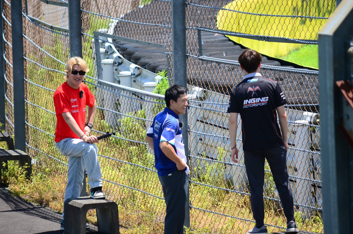 entice0728's tweet photo. 国本選手、阪口選手、牧野選手もいらっしゃっていて
各選手の走りを見守っておられました👀

走ってきたマシンにも、皆さんで手を振られていて、皆さん仲いいなってクスッと微笑む場面も🤭

#HaasF1 #F1 https://t.co/lNJmRpH7GD