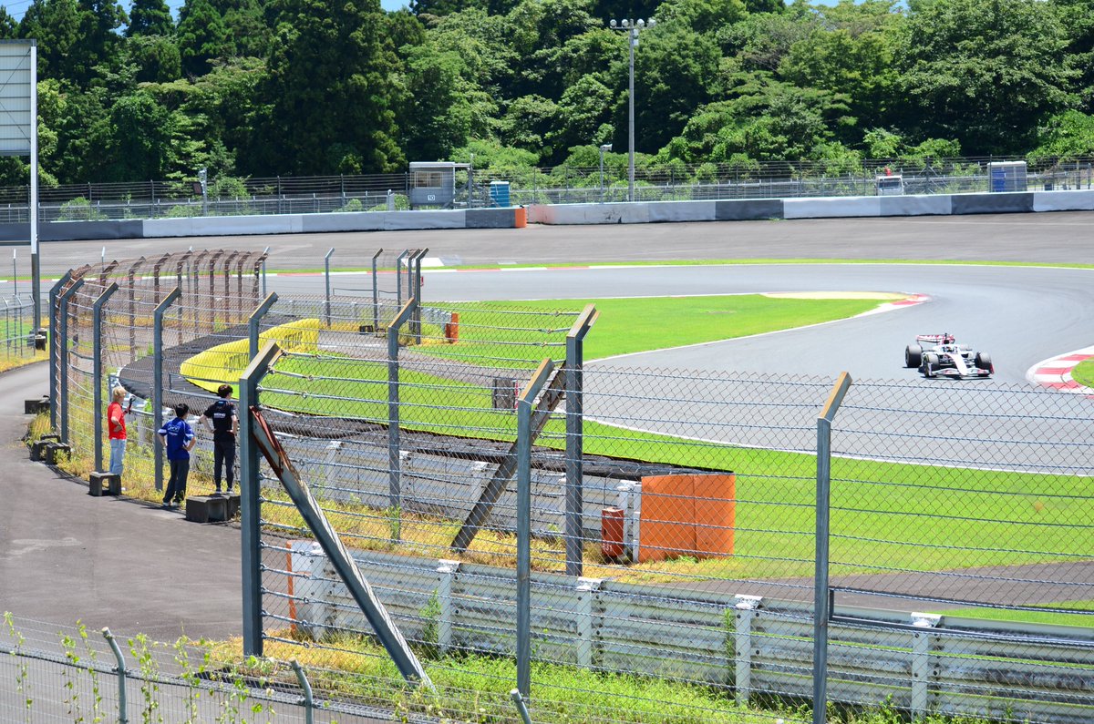 entice0728's tweet photo. 国本選手、阪口選手、牧野選手もいらっしゃっていて
各選手の走りを見守っておられました👀

走ってきたマシンにも、皆さんで手を振られていて、皆さん仲いいなってクスッと微笑む場面も🤭

#HaasF1 #F1 https://t.co/lNJmRpH7GD