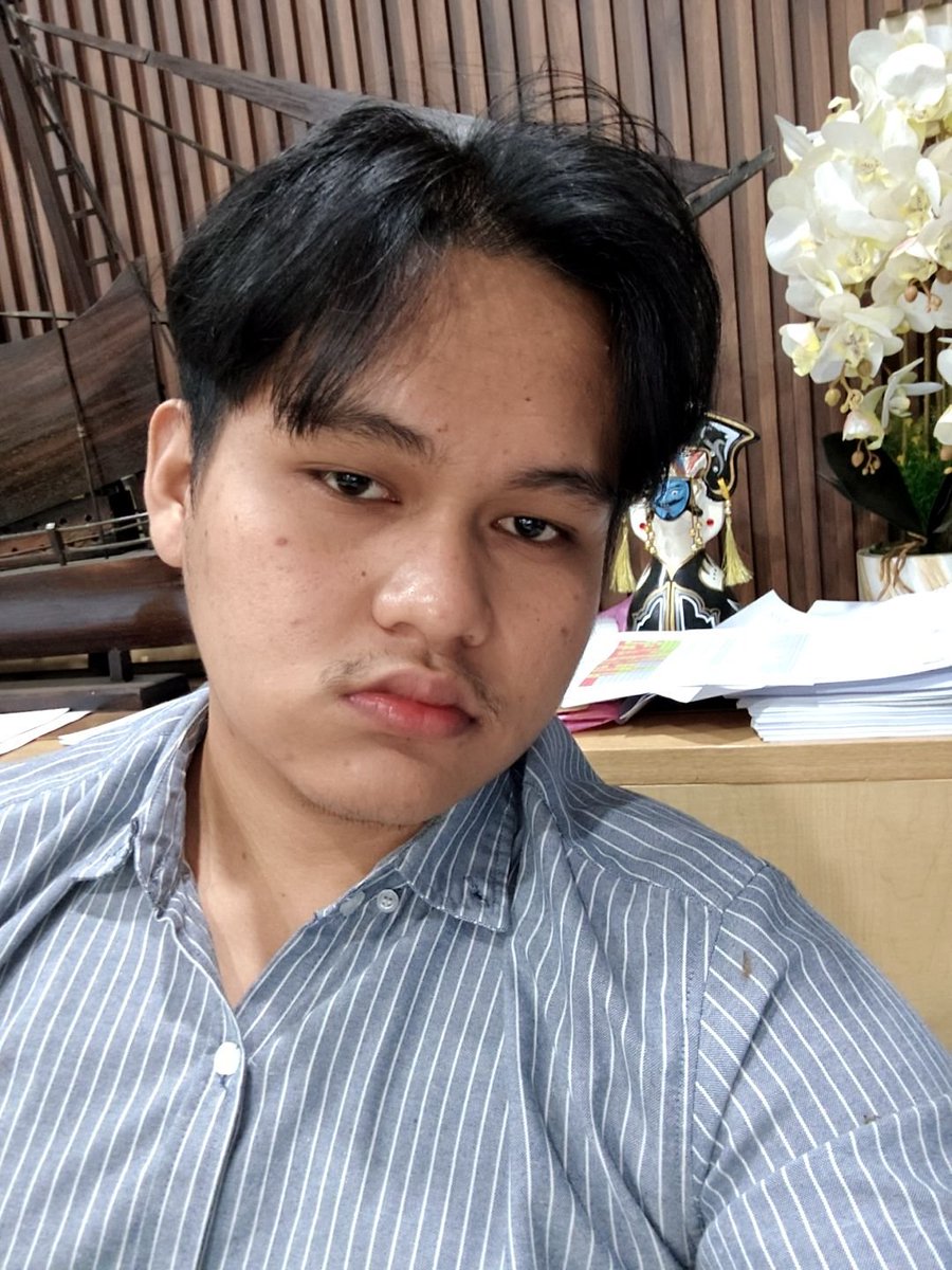 Humblekiiiddd's tweet photo. si bro dengan kesadaran penuh pergi ke kantor dan tidak melakukan apa apa https://t.co/A0C4OL9AZD