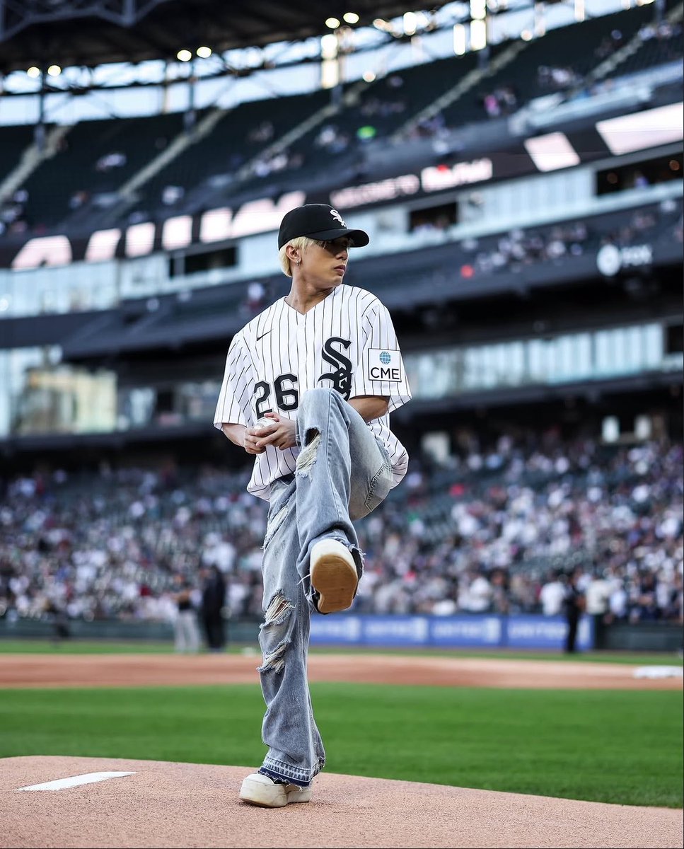 jwnpit's tweet photo. mama ampogi talaga ๐ญ one of my fave Josh Cullen lewks
SB19xMLB
D-1 SB19 LOLLAPALOOZA DEBUT
#SB19FirstPitch #SB19AtRateField
@SB19Official #SB19 https://t.co/rH9sgcGdRX
