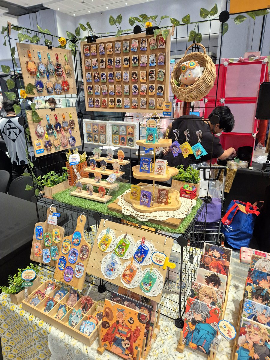 misu_025's tweet photo. done with booth setup!🎉 not used to having a full table so i had to bring some home decor to fill up space 😂 even my sign looks 🤏 anw i'm at table 14! see you!! https://t.co/SfUjHU7KUK