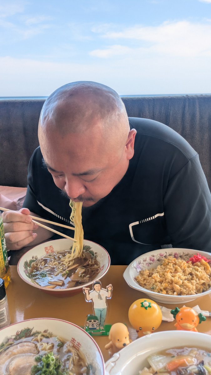 V_M_O_A_V's tweet photo. 今日も海の家「みつば」さんでお世話になっています✨️
朝早くから海で遊んでるので、早めのお昼ご飯🍜
うまち～૮ ๑・ ༥ ・๑აŧ‹”ŧ‹”
#みかんかっぱ
#みかんかっぱちゃん
#ゴルちゃん
#ウパるパ
#卡斯
#Cass
#熊猫堂
#みつば
#竹野浜
#竹野浜海水浴場 https://t.co/ofLNH9zBL5