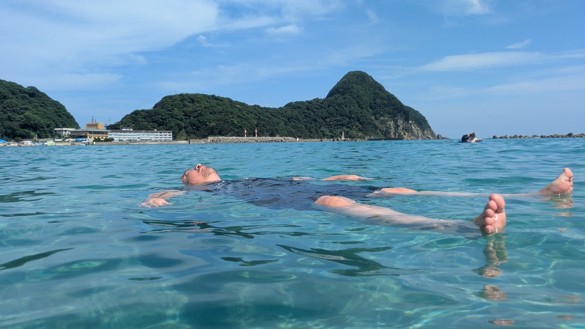 V_M_O_A_V's tweet photo. 今日も海の家「みつば」さんでお世話になっています✨️
朝早くから海で遊んでるので、早めのお昼ご飯🍜
うまち～૮ ๑・ ༥ ・๑აŧ‹”ŧ‹”
#みかんかっぱ
#みかんかっぱちゃん
#ゴルちゃん
#ウパるパ
#卡斯
#Cass
#熊猫堂
#みつば
#竹野浜
#竹野浜海水浴場 https://t.co/ofLNH9zBL5