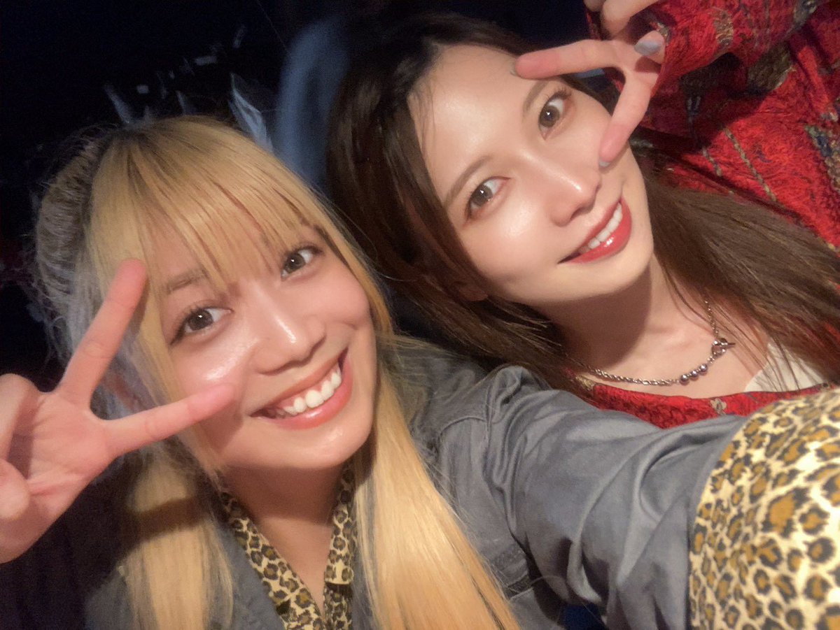 mayuna_kingdom's tweet photo. おはにょん🐈今日は2公演目❣️
楽屋お隣ぽわぽわゆうな。といつもたくさん笑ってくれる高野氏と📸
18:00開場/18:30開演です！ https://t.co/qj7ZJnAR9V