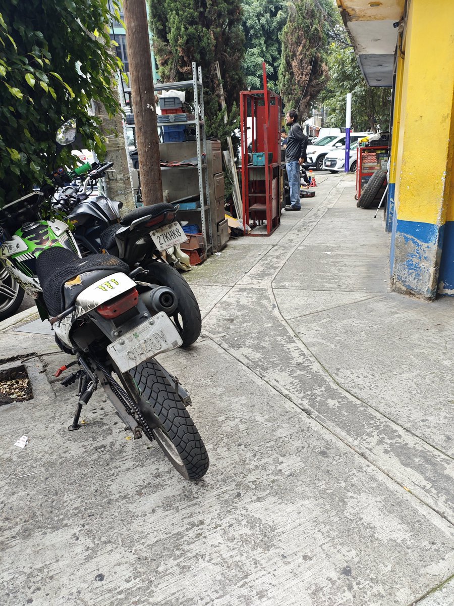 ivan99882369's tweet photo. @BJAlcaldia y por las calles de bulgaria, Sevilla, y Victor Hugo.  siguen los autos estacionados en 2da y 3ra fila, motocicletas arriba de las banquetas, talleres mecánicos usando gran parte de las banquetas... cuál sería la razón que no quieran poner orden vial en estas calles????. https://t.co/0tlXVX4Tn2
