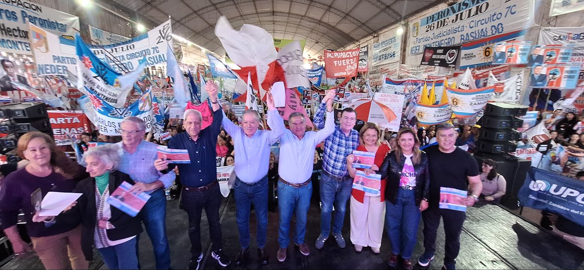frentecivicosde's tweet photo. Seguimos llevando el proyecto del #FrenteCivico a cada barrio 🗳️

Gracias a los vecinos del circuito 7C en Villa Hortensia y 8 y 8B del Club del Maestro por acompañarnos. Seguimos! 🫂

Este 2 de agosto @MBenaventeSDE INTENDENTE https://t.co/pCw8iwsruD