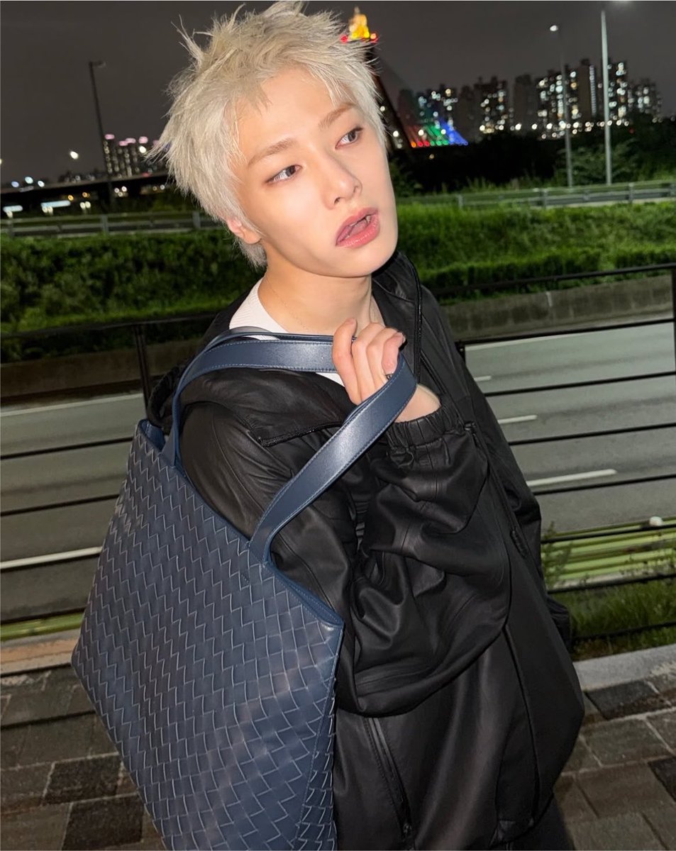 skzpopbase's tweet photo. I.N stuns in new Instagram update!✨

#I_NxBOTTEGAVENETA https://t.co/tozBtweLHp