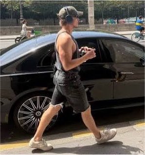 noctrlzayns's tweet photo. that “when one becomes two” trend, but it’s connor taking his headphones off so he and hudson can yap :) https://t.co/NCszGuqvVy