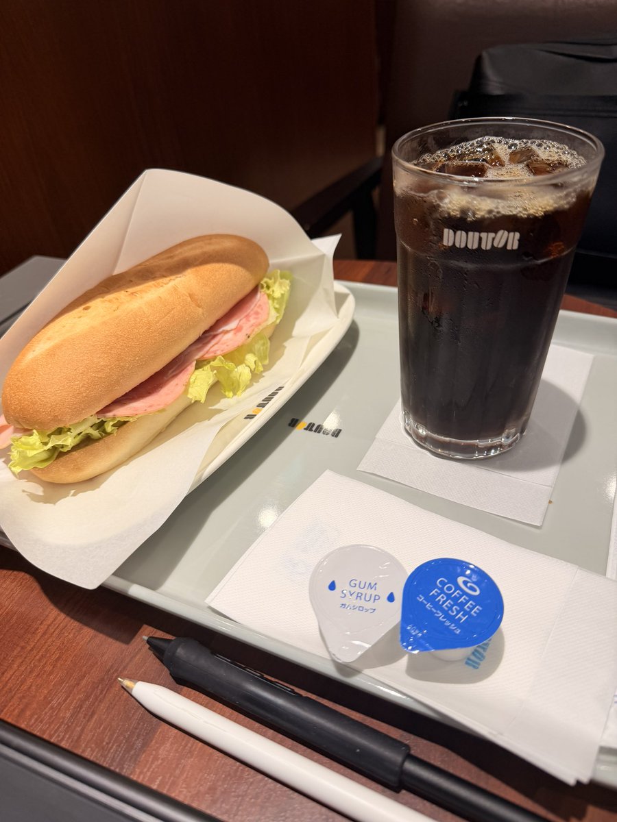 tanenoday's tweet photo. おはようございます😪

まだ喉の調子が悪くて気だるいので、やっぱりまだ治ってないみたいです。

あと、また年齢的に今のファッションが似合わなくなってきた気がしはじめて、また試行錯誤を始めました。

今日もマイペースに漫画制作頑張ります。 https://t.co/cvI6VVgc99