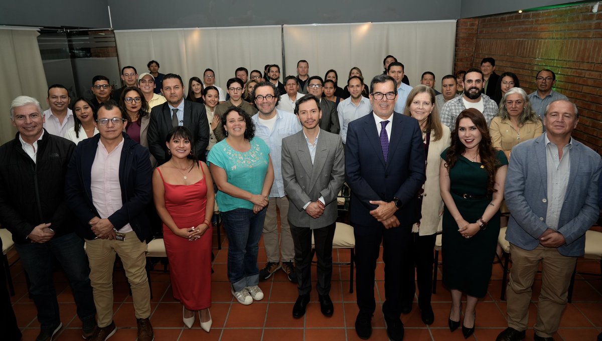 BanEcuadorBP's tweet photo. Impulso PYME reunió a pequeños y medianos empresarios en un espacio de aprendizaje, innovación y acceso a oportunidades de financiamiento para fortalecer sus negocios. 🤝📈

✅ Acercamos soluciones financieras que impulsan el crecimiento y la consolidación de las PYME. https://t.co/H0QnbBPNm9