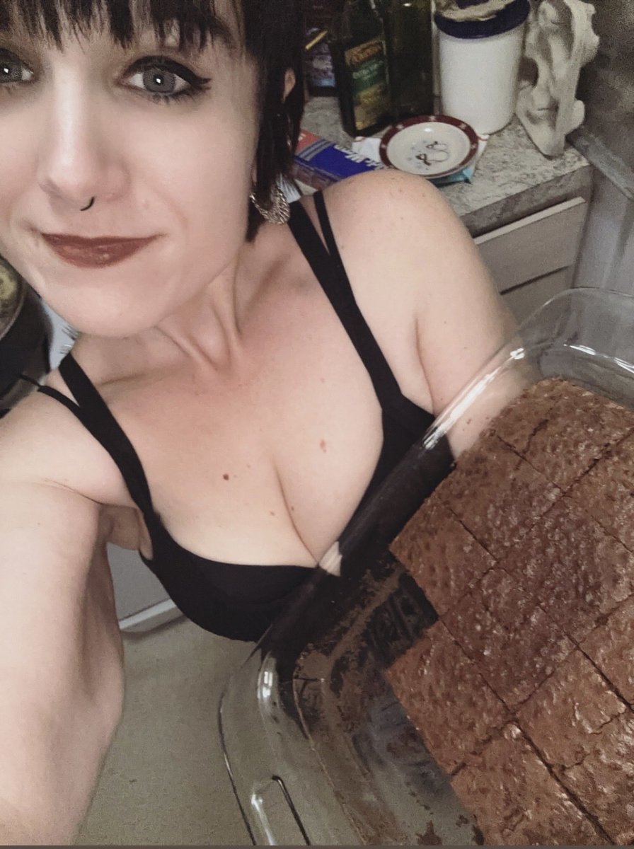 barebrickinbabe's tweet photo. Hump Day Brownies https://t.co/LyuWb68hZT