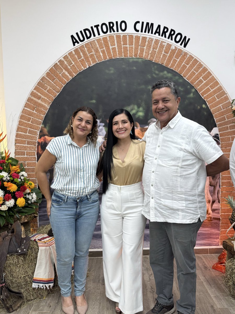 LaCatiraCO's tweet photo. Como miembros de la Junta Directiva del Comité Lácteo del Meta, acompañamos la rendición de cuentas de la Subgerencia de Protección Animal del ICA. Expresamos nuestro reconocimiento a la Dra. Viviana Zamora por su liderazgo, compromiso y valiosa gestión. https://t.co/HV1DyHOQMj