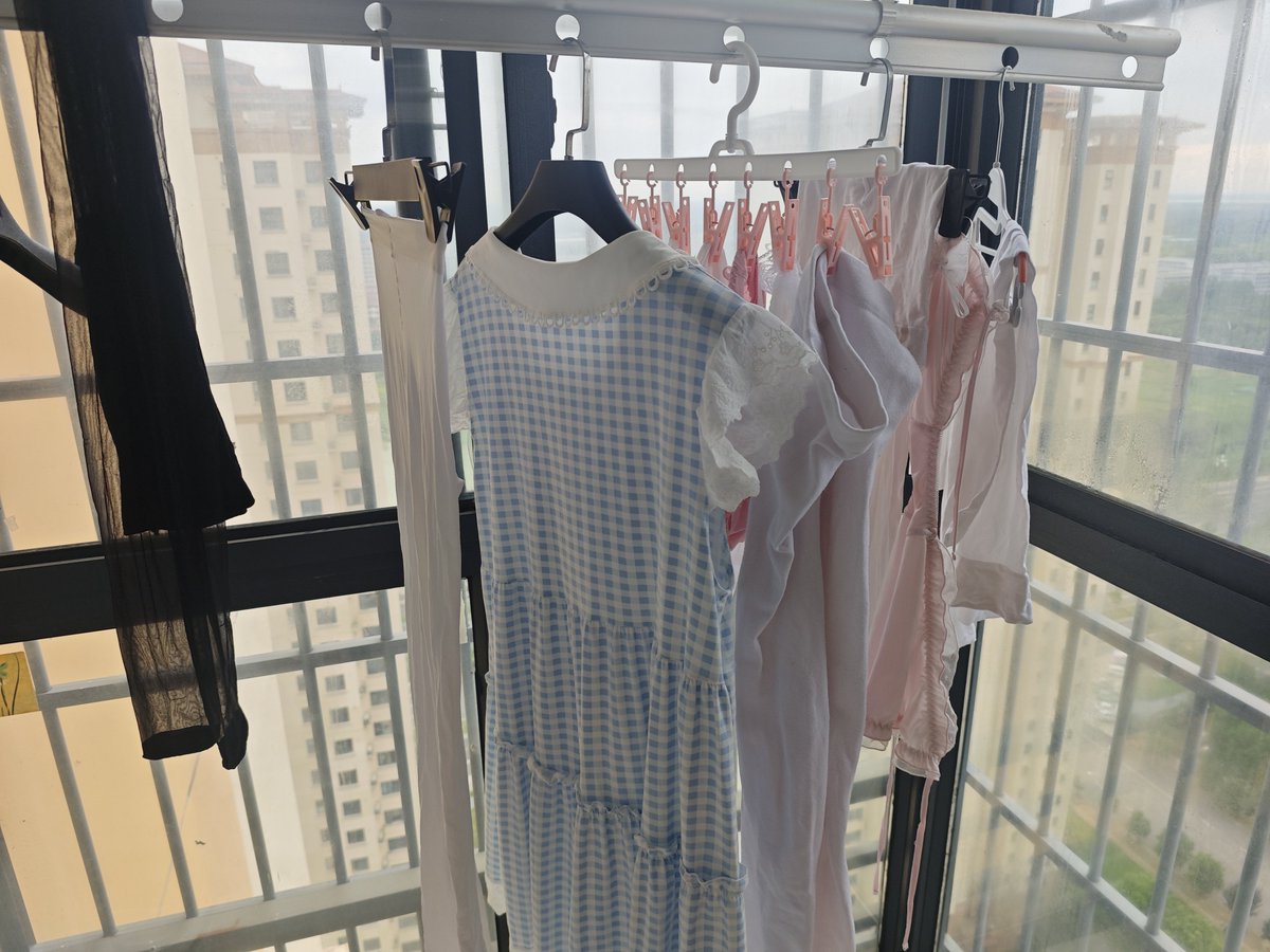 xiaolaji233's tweet photo. 丝袜真是消耗品啊喵的，整理了一下，把有些破的勾丝的挑出来，旧的有人要可以送一批，没人要就丢了

#男の娘 #femboy #cd #偽娘 #男娘 #伪娘 #丝袜 #白丝 #黑丝 https://t.co/Z7oCrrNDEH