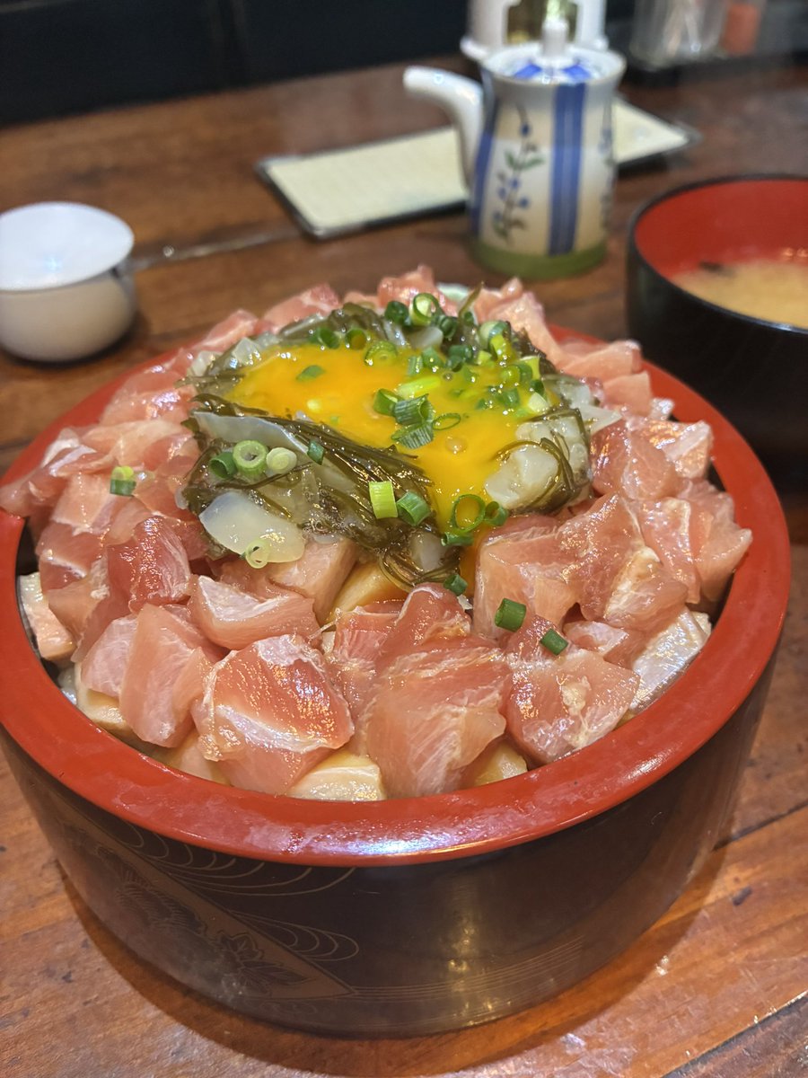 pradonishi's tweet photo. 函館市　ぽんぽこ亭で、月見海宝丼のダブル盛り！

漬けマグロ、サーモン、ツブ、松前漬け、生卵の組み合わせです！ https://t.co/7KDV1pD1pN