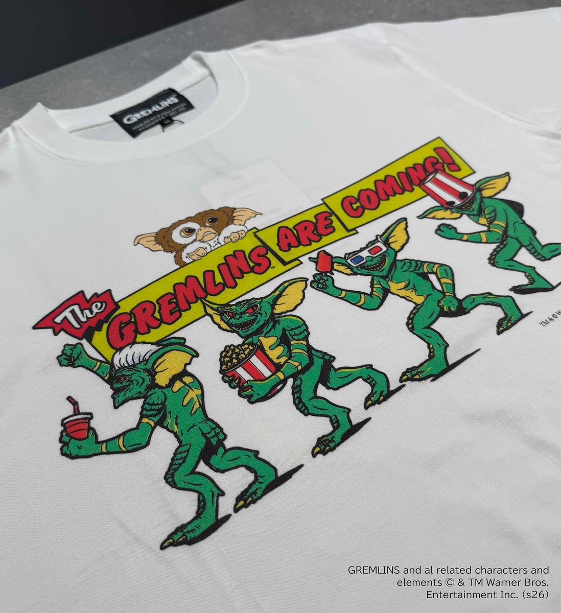 MEDICOM_TOY's tweet photo. 【Today's MEDICOM TOY TOKYO】
「MLE GREMLINS GREMLINS ARE COMING！ T-SHIRT」が好評発売中♪
映画『GREMLINS』の世界観を大胆にデザインしたTシャツ💥
インパクトのあるグラフィックで、コーディネートの主役になる一枚です🏃‍♂️
#medicomtoy #メディコムトイ  #MLE #gizmo https://t.co/aboRSo101k