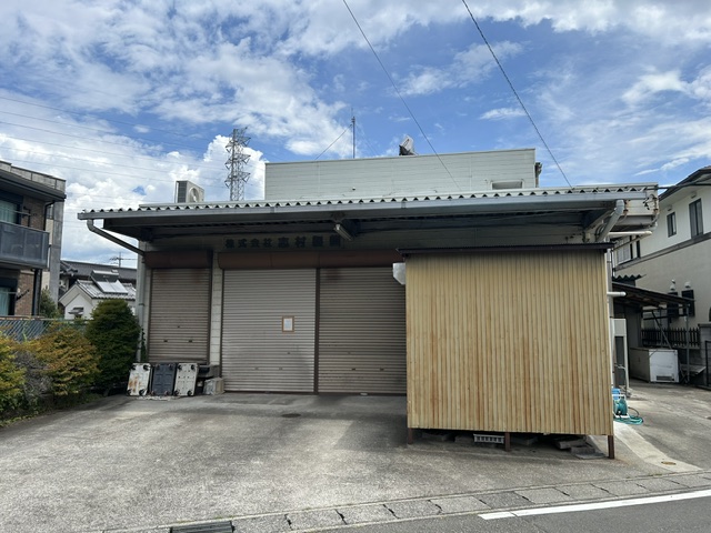 TSR_NEWS's tweet photo. 【業歴50年超】
山梨名物のほうとうなどを販売していた山梨県甲府市の（株）志村製麵は7月28日、甲府地裁に破産を申請した

負債総額は約5,000万円

1954年6月に創業し、1991年3月に法人化しためん類製造業者で、生ほうとうのほか、うどん、そば、ラーメンなどのめん類を土産物店や高速道路のサービスエリアで販売していた

近年の売上高は7,000万円前後で推移していたが、採算面は厳しく、債務超過に陥っていた

そうした中、2026年2月に前代表者が死去し、後継者が不在だったことから事業継続が困難となり、6月末に事業を停止していた

#志村製麵 #TSR速報 #東京商工リサーチ