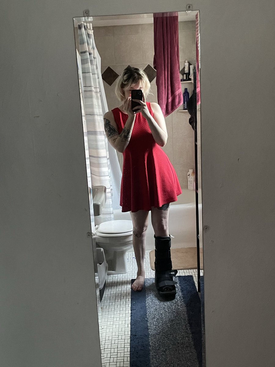 ellevatorlady's tweet photo. Also i lost my job then I broke my leg and walked on it for a week before I realize it was more than a sprain so now I am punished stelio stuck in a boot https://t.co/2fIPLKWoXt