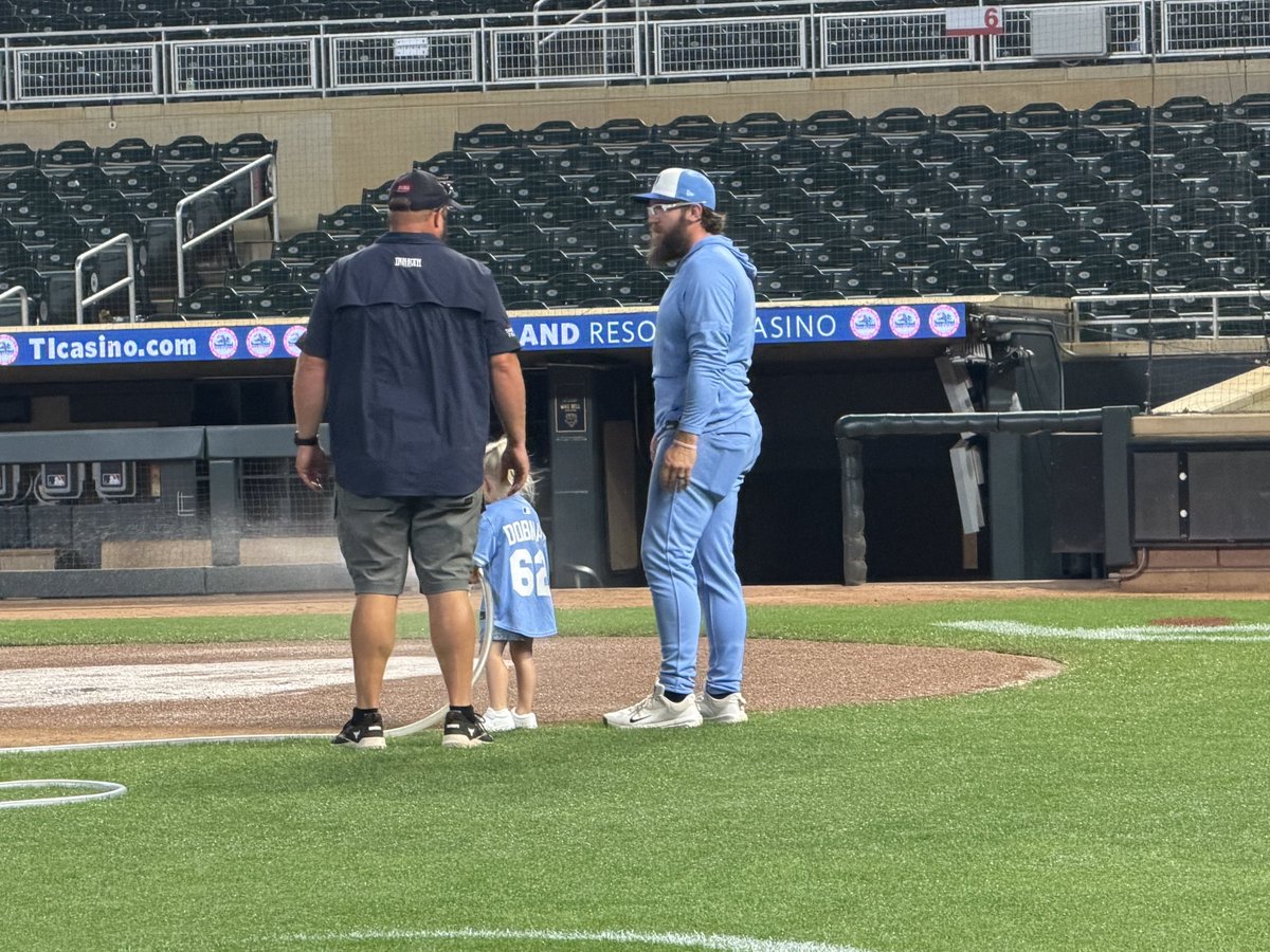 goldbergkc's tweet photo. Randy Dobnak was the star tonight but his daughter stole the show after the game, lending a hand to the grounds crew at the stadium her father used to call home. https://t.co/LCtht0oyJc
