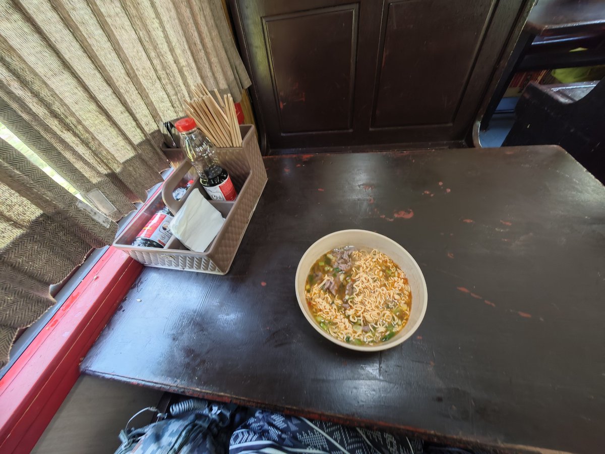 amashi194's tweet photo. 食堂車で朝飯。mi thit bo(ビーフヌードルスープ)。50000ドン、600円。ちょい高いが牛肉入ってるし美味しい。 https://t.co/SgnGZEsNgJ