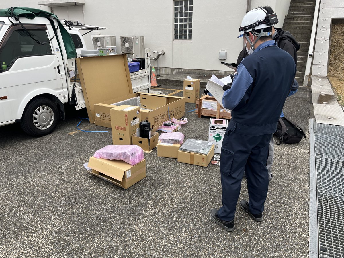 onokku_setsubi's tweet photo. おはようございます🌱

公共施設の空調修理に向けて、納入品の検品。

品番や数量、書類との整合を、関係者で一つずつ確認しました。

公共案件では当たり前の作業ですが、工事前にできる確認を一つずつ積み重ねます。

今日もご安全に🦺 https://t.co/DqS4PvCjN7