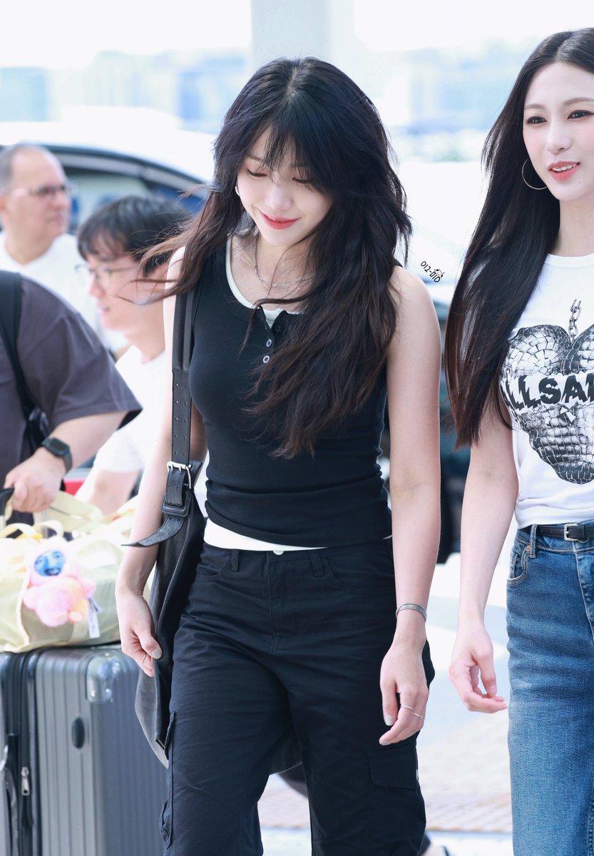 Forever__Eunji's tweet photo. 260730 ICN 정은지 🛫

@Apinkjej 🐶

언니 진짜 이쁜거 알죠 ?̊̈ ❤️‍🔥

#Apink #에이핑크 #정은지 #은지 #郑恩地 https://t.co/UM0sJ5QHQ7