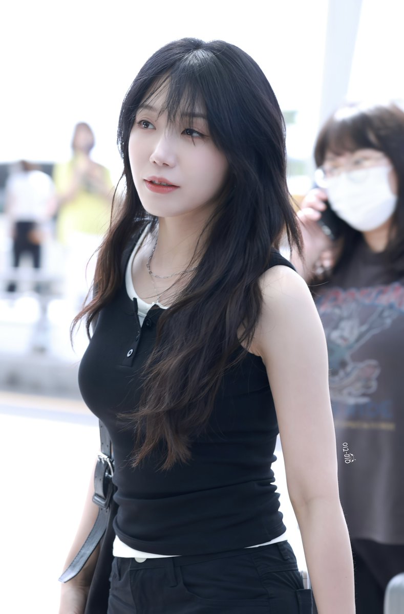 Forever__Eunji's tweet photo. 260730 ICN 정은지 🛫

@Apinkjej 🐶

언니 진짜 이쁜거 알죠 ?̊̈ ❤️‍🔥

#Apink #에이핑크 #정은지 #은지 #郑恩地 https://t.co/UM0sJ5QHQ7