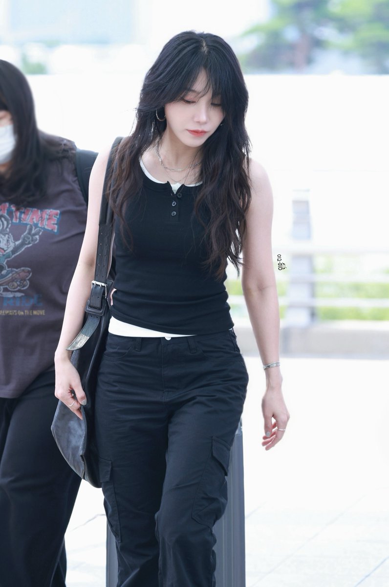 Forever__Eunji's tweet photo. 260730 ICN 정은지 🛫

@Apinkjej 🐶

언니 진짜 이쁜거 알죠 ?̊̈ ❤️‍🔥

#Apink #에이핑크 #정은지 #은지 #郑恩地 https://t.co/UM0sJ5QHQ7