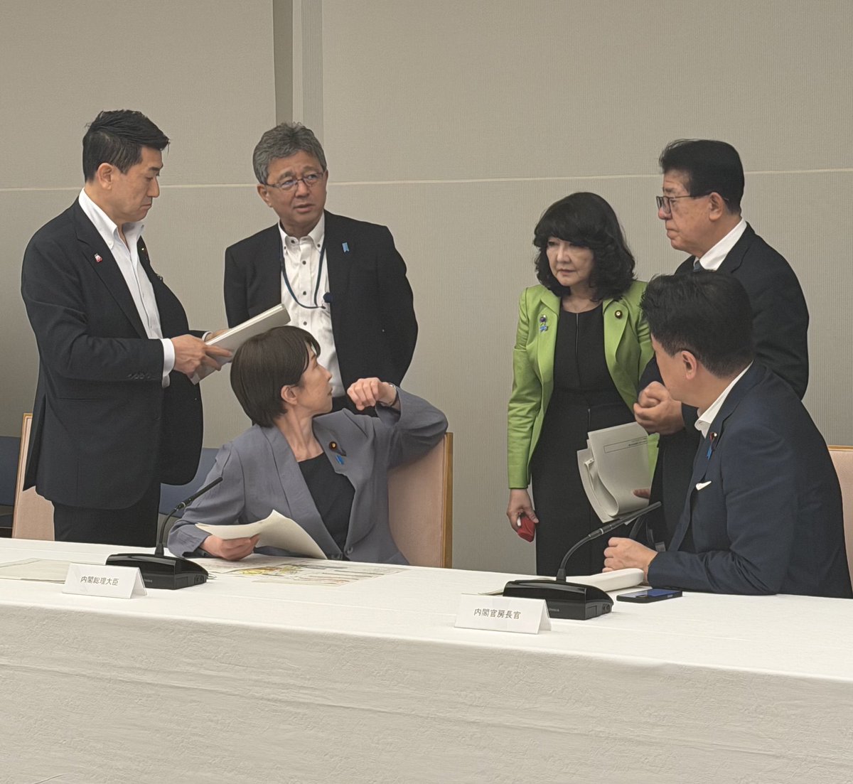 yoshimasa_ouen's tweet photo. 林芳正総務大臣と金子恭之国交大臣と木原稔官房長官、まさかの透明人間扱いで笑う

特に金子大臣と木原大臣にとって熊本県は大事な選挙区。総力を上げて被災地支援に取り組んでいます🔥 https://t.co/IkNLhcWR8B