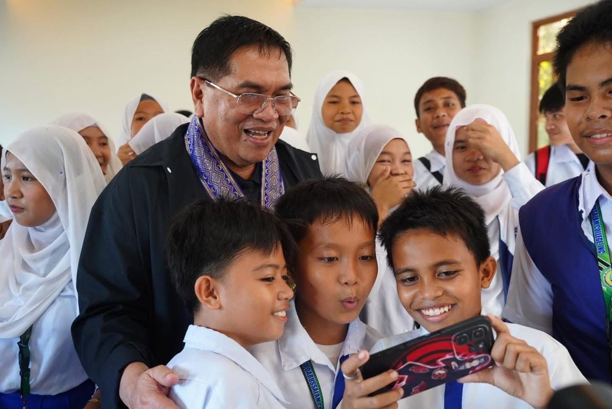 CMSammyGambar's tweet photo. Sa bawat silid-aralan na ating itinatayo, mas marami tayong kabataang Bangsamoro ang nabibigyan ng pagkakataong mangarap, matuto, at magtagumpay.

Ngayong araw, pinangunahan natin ang inagurasyon at turnover ng Sheikh Omar Pasigan Building sa Kutawato Darussalam College sa Cotabato City. Ang bagong dalawang-palapag na gusali ay may limang silid-aralan at isang computer laboratory na may 40 computer units upang higit pang mapalakas ang kalidad ng edukasyon at maihanda ang ating mga mag-aaral sa mga hamon ng makabagong panahon.

Sa ilalim ng ating #MasMatatagNaBangsamoro agenda, patuloy nating palalawakin ang access sa de-kalidad na edukasyon at magtatayo ng mga pasilidad na magbibigay sa bawat kabataang Bangsamoro ng mas magandang pagkakataon na maabot ang kanilang mga pangarap. Inshaa allah.

#SammyGamBARMM
#MoralGovernance
#MasMatatagNaBangsamoro
