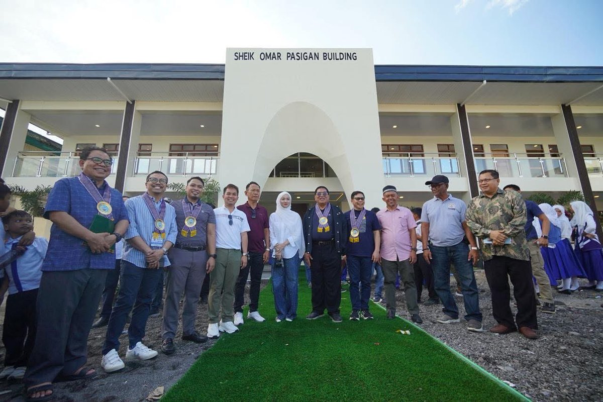 CMSammyGambar's tweet photo. Sa bawat silid-aralan na ating itinatayo, mas marami tayong kabataang Bangsamoro ang nabibigyan ng pagkakataong mangarap, matuto, at magtagumpay.

Ngayong araw, pinangunahan natin ang inagurasyon at turnover ng Sheikh Omar Pasigan Building sa Kutawato Darussalam College sa Cotabato City. Ang bagong dalawang-palapag na gusali ay may limang silid-aralan at isang computer laboratory na may 40 computer units upang higit pang mapalakas ang kalidad ng edukasyon at maihanda ang ating mga mag-aaral sa mga hamon ng makabagong panahon.

Sa ilalim ng ating #MasMatatagNaBangsamoro agenda, patuloy nating palalawakin ang access sa de-kalidad na edukasyon at magtatayo ng mga pasilidad na magbibigay sa bawat kabataang Bangsamoro ng mas magandang pagkakataon na maabot ang kanilang mga pangarap. Inshaa allah.

#SammyGamBARMM
#MoralGovernance
#MasMatatagNaBangsamoro