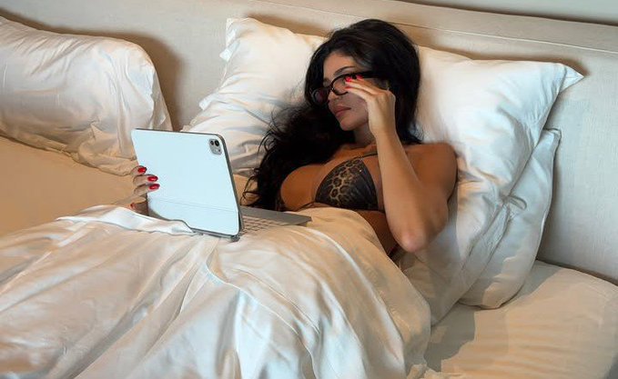 TheStarletCo's tweet photo. Kylie Jenner ✨

From beauty entrepreneur to global pop culture figure, she built an empire that changed the way celebrity brands connect with audiences.

#KylieJenner #BeautyCulture https://t.co/it9PBKgyzR