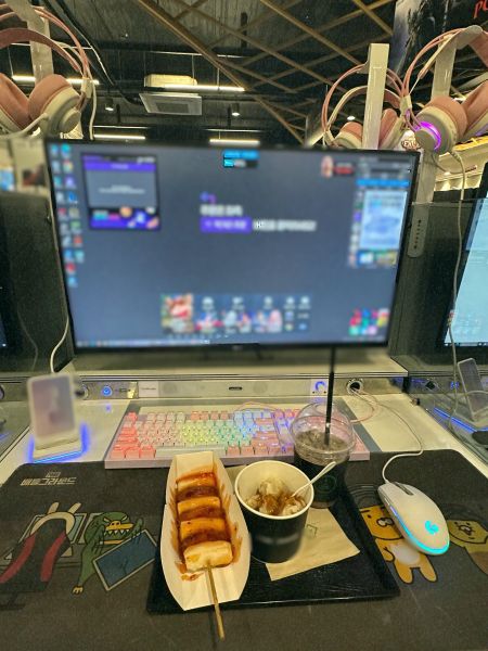 TSU_Kokusai's tweet photo. 240.ロシア人学生とのグループスピーチ（Ｗ.Ｏ.さんより）

今月は学校で、自国と韓国の比較を主題にしたグループスピーチがありました。私のグループは、私含め日本人2人、ロシア人1人の3人でした。発表準備の初日、もう1人の日本人の方は風邪をひいてしまったため欠席し、私とロシア人学生の2人で何を比較するかの相談をしました。

最初はそれぞれの国の高校生活にするのはどうかという話が出ました。しかし、高校生活を主題にすると、ロシアとは比較しやすいものの、韓国と日本の違いが少なくなります。唯一比較できそうだと思った校則と制服について書くのはどうかと提案したところ、ロシアには校則もなければ制服もないということで、書くのを断念しました。

https://t.co/vlX2VN3GvL

#東京成徳大学　＃国際学部　＃留学通信　＃漢陽大学