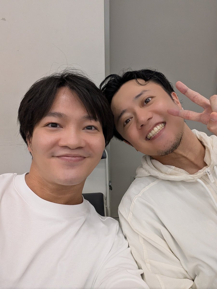 daisuke2810's tweet photo. モリミュ大千穐楽の翌々日にはミュージカル『#民王』の顔寄せ＆稽古合流！ありがたいご縁での初めまして、が多い今回の座組ですが、その中でも嬉しい再会が。2023年の『ジキル&amp;ハイド』以来の共演となる、#上川一哉 さんと📸
早速、とあるシーン稽古で楽しくなりそうな予感の絡みも✨わくわく。 https://t.co/O9a8CXUgIT