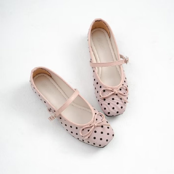sunflow2_'s tweet photo. FLATSHOES EMANG NGGAK PERNAH GAGAL BIKIN OUTFIT KELIHATAN LEBIH MANIS🥹

Dipakai sama jeans, rok, atau dress tetap masuk. Simpel tapi bikin look lebih rapi.

Salah satu item yang layak masuk wishlist. https://t.co/JExsuoEcOC