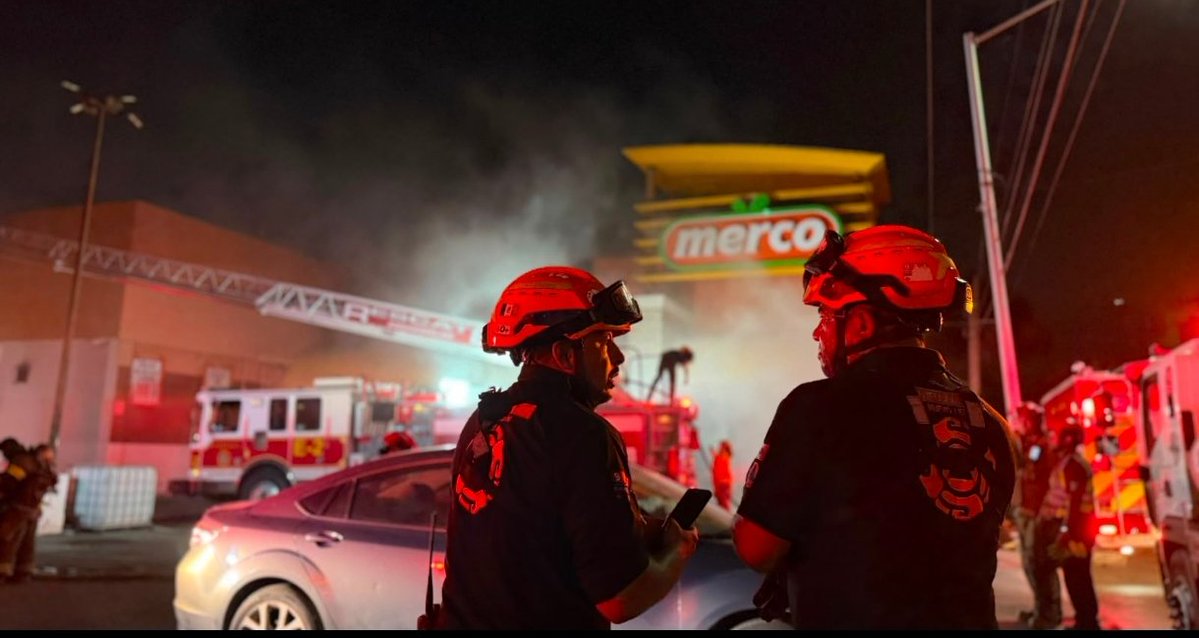 conexionnl1's tweet photo. 🔴🔥#ULTIMAHORA EVACÚAN ALREDEDOR DE 30 PERSONAS AL REGISTRARSE UN #INCENDIO 🔥 en la tienda #merco ubicada en la #colonianuevorepueblo en #monterrey personal de #pcnl se encuentra en el sitio
La tienda se ubica en el cruce de #HilarioMartinez y #Libertad @mtyf https://t.co/wKwKGfT4DM