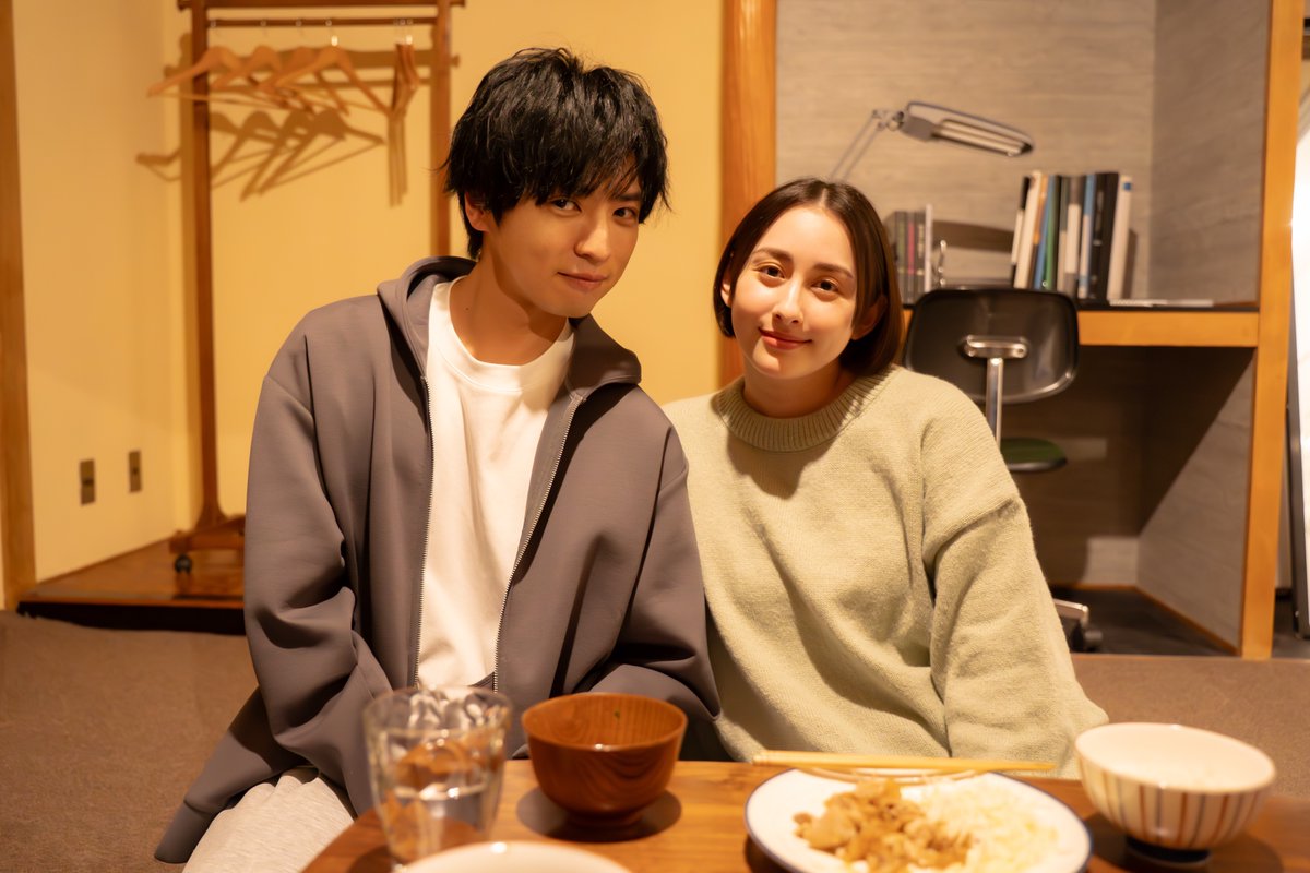 taberudake_tx's tweet photo. 🍽️ ✧ 𝐨𝐟𝐟 𝐬𝐡𝐨𝐭 ✧ 🥀

タキ(#早見あかり)特製しょうが焼きを食べるシーン🥢
無言で食べつつも「美味しい」が顔に出ていたカズ(#桐山漣)でした😁
2人のオフショットをお届けします📸✨

U-NEXT＆TVerにて配信.ᐟ📺
ドラマ『#一緒にごはんをたべるだけ』
きょう深夜𝟐𝟒:𝟎𝟎〜放送.ᐟ

☑︎U-NEXTにて見放題独占配信中.ᐟ
☑︎TVerで無料見逃し配信中.ᐟ
※4話のTVer無料見逃し配信は本日7/30(木)24:29まで.ᐟ
▶︎▶︎https://t.co/bOwdezvwOa
▶▶https://t.co/Z6inkgdNVs