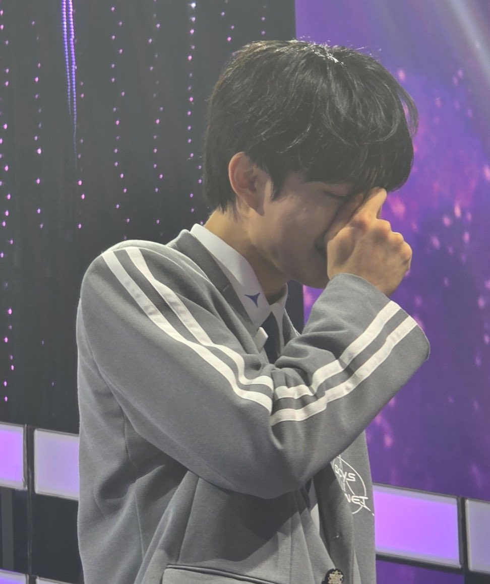 thisisgwlove's tweet photo. 아너무웃낌  김건우의왕손활용법

이름불리고데뷔소감할때: 우는얼굴가리기ㅠㅠ
4위의자앉고서: 볼찌빵☺️💕🎀 https://t.co/vhlfFqU95E
