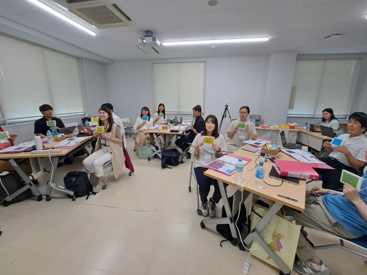 InteractivTeach's tweet photo. 【リアル・セッション DAY 2】
アクティブラーニングの手法の一つ、「ピア・インストラクション（Peer Instruction）」を体験していただきました✨ディスカッション前の回答はとてもいい散らばり方👀これがディスカッション後にはどうなるのか、、リアル・セッションでぜひ体感していただきたいです☺️ https://t.co/rTwWAzAHha