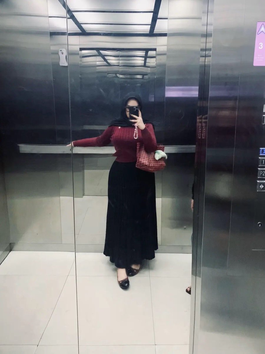 Bundaaayu's tweet photo. Cerita yuk, pernah nakal di lift ga?
Me : nyp0ng https://t.co/OJI4GYd3hC