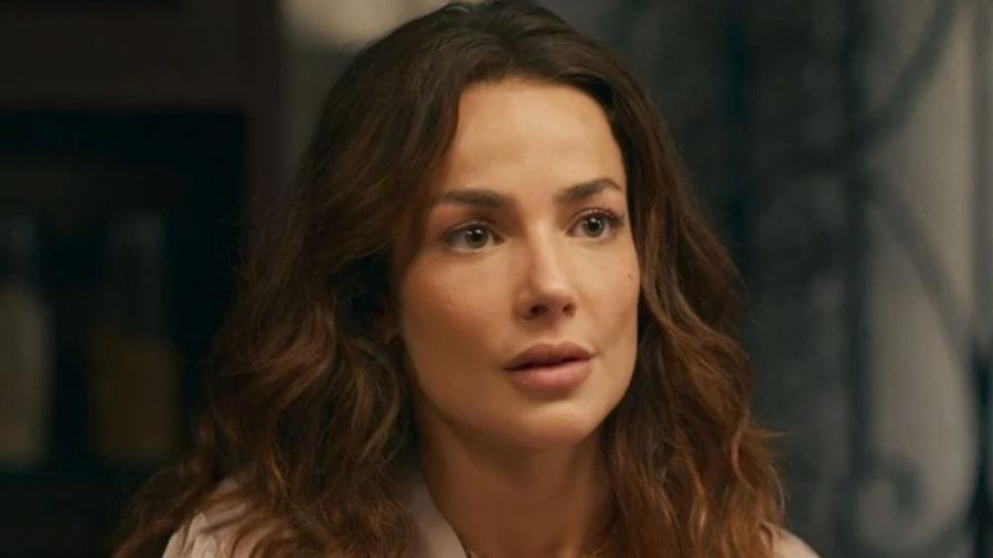 centralQAC's tweet photo. 🚨 Bruna levará a manipulação ao limite em #QuemAmaCuida

Convencida de que está prestes a perder Pedro, a personagem passará a usar a própria doença como arma para mantê-lo ao seu lado. Mesmo diante dos alertas médicos sobre a gravidade do tratamento, ela tomará atitudes que comprometem deliberadamente sua recuperação, apostando que o marido não terá coragem de deixá-la.

A estratégia, porém, sairá do controle. Obcecada em impedir o fim do casamento, Bruna colocará a própria vida em risco e agravará o seu estado de saúde. A manipulação terá um preço alto: o quadro clínico da personagem piorará rapidamente, acelerando a evolução da doença e colocando seu futuro em xeque.