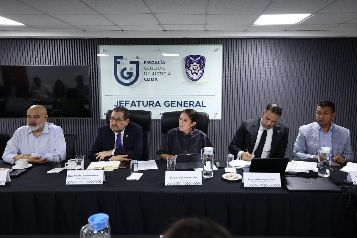 FiscaliaCDMX's tweet photo. La fiscal general, @BerthaAlcalde , y el secretario de Gobierno, @craviotocesar, encabezaron una reunión con representantes vecinales y habitantes de la alcaldía Benito Juárez, como parte de las acciones del Gabinete de Prevención y Atención al Delito de Despojo.

Durante el encuentro se acordó iniciar la revisión y análisis de la información recibida para dar seguimiento individual a cada caso. Los asuntos serán concentrados en la FIDAMPU, donde un equipo especializado analizará posibles vínculos entre los casos, revisará antecedentes y realizará las investigaciones necesarias para determinar las acciones legales correspondientes.

Además, la Fiscalía CDMX y la Secretaría de Gobierno instalaron dos mesas de atención en las que 81 personas de seis alcaldías expusieron sus casos y recibieron atención; 61 relacionados con posibles despojos y 20 por otros delitos.

Más información 👇
https://t.co/R85LuqOhVa