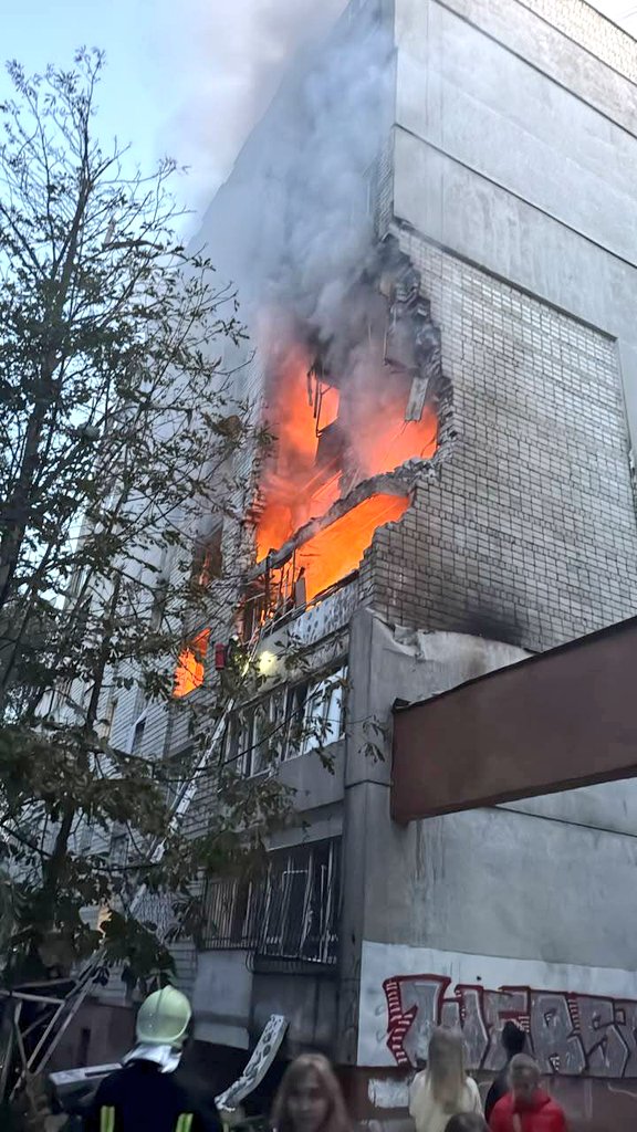 by_Ukraine's tweet photo. ⚡️❗️🤯 #Львів #Lviv: горять житлові будинки на вулиці Патона та Виговського після російської атаки на місто.

#RussiaIsATerroristState #NaziRussia 🤬 

Триває рятувальна операція. На місці працюють усі необхідні служби. https://t.co/Xc924Cpsgz