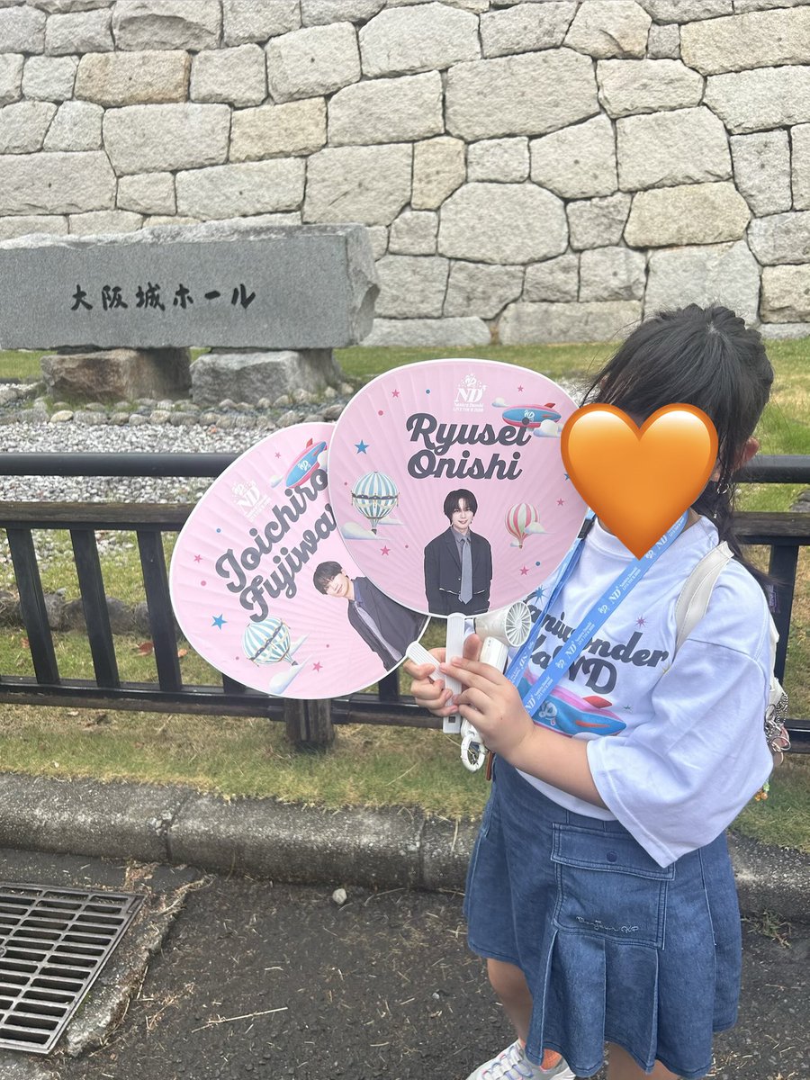 Cami1137429's tweet photo. 7/29🌙
娘となにわも気づいたら3年目！毎度安定のスタンド😂
丈くんの後頭部可愛かった☺️
娘は初めて自力で銀テとれて喜んでた🧡

お友達に結構会えたのに、、暑すぎて全然写真撮れず残念😭会ってくれてありがとう。
色んな人に会うためにほんと駆け足だったので
みんなまたゆっくり会いたいです✨ https://t.co/CLtX5ZTIWO