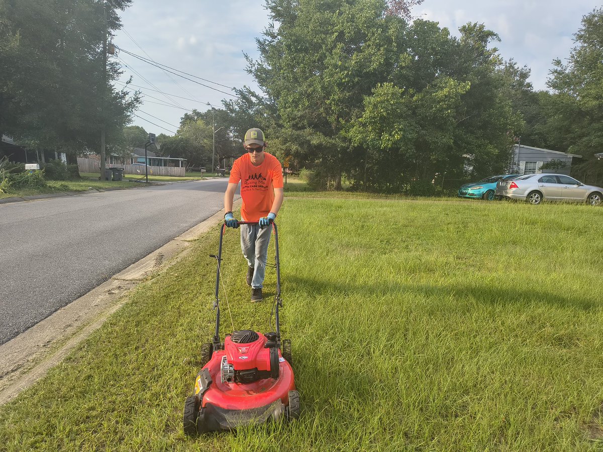 iamrodneysmith's tweet photo. Riley of Pensacola,Florida  who is taking part in our 50 yard challenge is back in action with a new lawn. https://t.co/XIrtSuTAg2