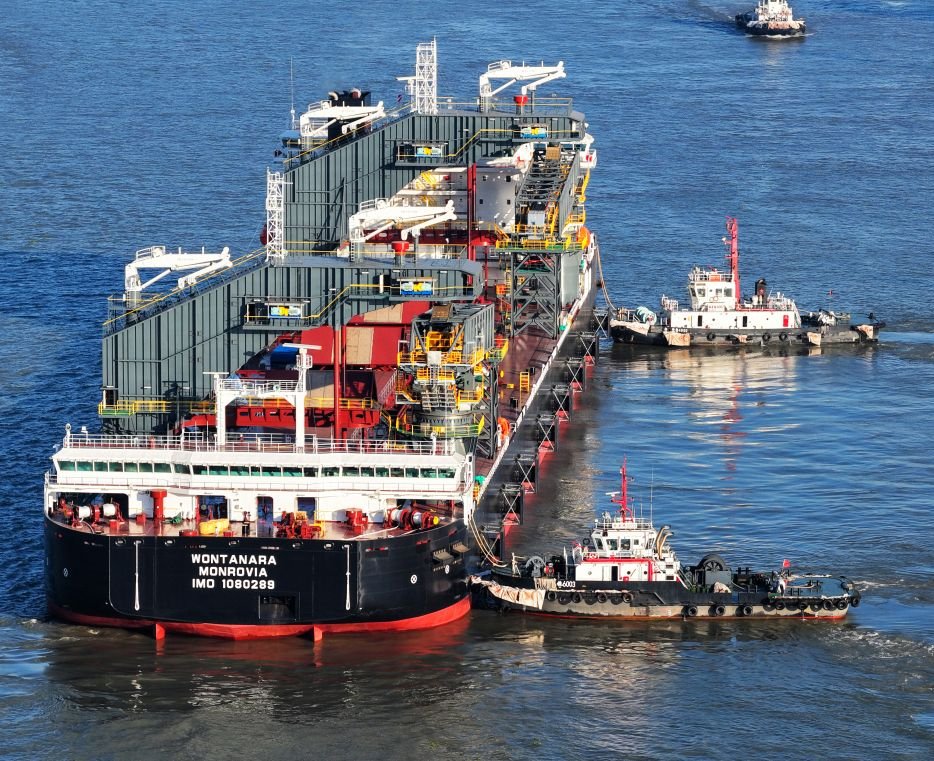 China__Focus's tweet photo. The vessel WONTANARA, a 41,800-tonne self-unloading bulk carrier, set sail from Yangzhou, east China's Jiangsu Province, on Wednesday, and will be put into operation on international routes.

The ship spans 215 meters in length, 42 meters in beam and 14.5 meters in moulded depth, with a 29,000-cubic-meter cargo hold capacity.

It is the world's largest deadweight shallow-water transshipment self-unloader, the fastest self-unloading vessel and the first bidirectional sailing self-unloader in its tonnage class worldwide.