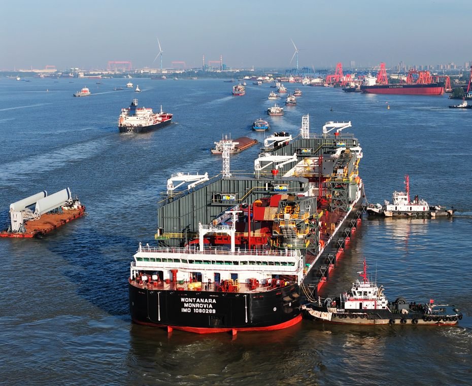 China__Focus's tweet photo. The vessel WONTANARA, a 41,800-tonne self-unloading bulk carrier, set sail from Yangzhou, east China's Jiangsu Province, on Wednesday, and will be put into operation on international routes.

The ship spans 215 meters in length, 42 meters in beam and 14.5 meters in moulded depth, with a 29,000-cubic-meter cargo hold capacity.

It is the world's largest deadweight shallow-water transshipment self-unloader, the fastest self-unloading vessel and the first bidirectional sailing self-unloader in its tonnage class worldwide.