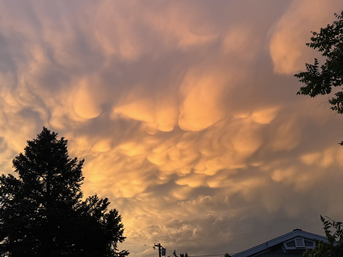 john_strate's tweet photo. Nothing like a colorful rainbow, AND MAMMATUS CLOUDS to end the day! ☁️🌈 #utwx https://t.co/fZNzr2lodB