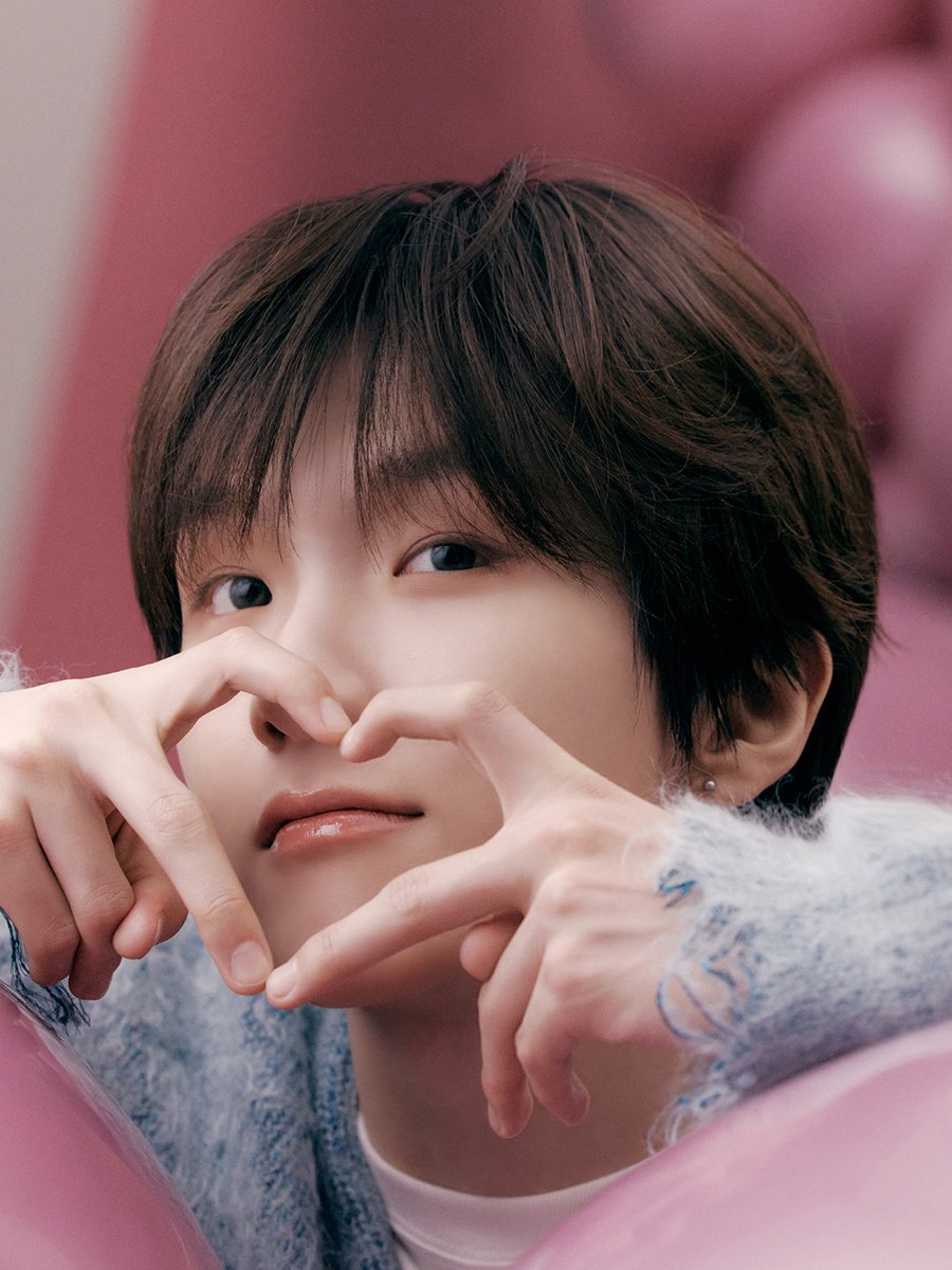 heartpercent_'s tweet photo. One last surprise. 💌
If you couldn't visit Heart Percent Seongsu, these unseen shots are for you.
Swipe through the members' signature heart poses. 🫶🏻

#HeartPercent #BOYNEXTDOOR #BND #성호 #SUNGHO #리우 #RIWOO #명재현 #JAEHYUN #태산 #TAESAN #이한 #LEEHAN #운학 #WOONHAK https://t.co/L3L0YYMwzR